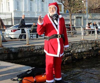 İstanbul Boğazına dalan Noel Baba denizden plastik balık çıkardı