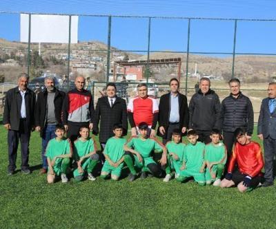 Kaymakam Karaaslan, yeni halı sahada çocuklarla futbol maçı yaptı