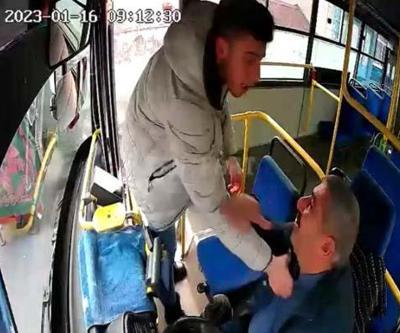 Halk otobüsü şoförünü defalarca yumrukladı; o anlar kamerada