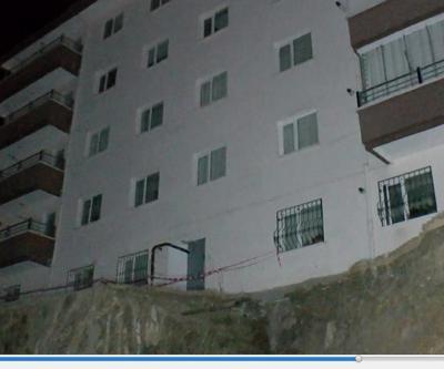 İnşaat kazısında bitişikteki apartmanın istinat duvarı çöktü, 19 daire tahliye edildi