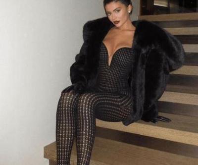 Kylie Jennerın elbisesi olay oldu