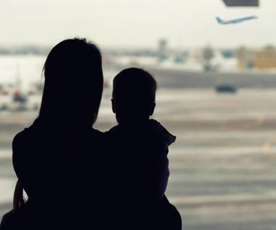Havalimanı çalışanları şoke oldu: Bebeklerini kontuarda bırakıp uçağa binmeye çalıştılar