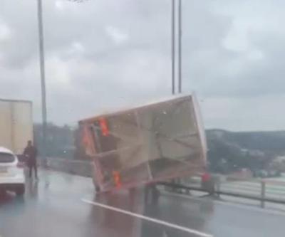 FSMde şiddetli rüzgar nedeniyle römork yan yattı