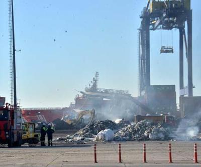 İskenderun Limanındaki yangında hurdaya dönen konteynerler kaldırılıyor