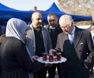 Kral Charles, deprem yardımı hazırlayan Türk ve Suriyeli gönüllüleri ziyaret etti