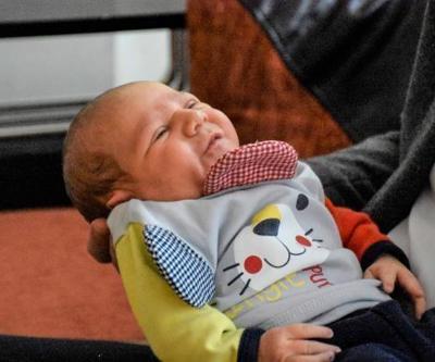Depremzede aile yerleştikleri Bursa’da üçüncü çocuklarını kucağına aldı