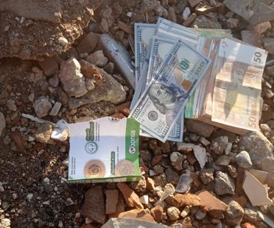 Madenciler enkazdan buldukları yüklü miktarda paraları teslim etti
