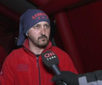 UMKE ekibi enkazdan çıkanlara ilk müdahaleyi yapıyor