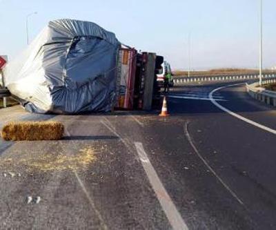 Malkara’da saman yüklü TIR devrildi: 2 yaralı
