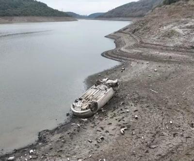 İstanbuldaki barajlar kuruyor Alibey Barajında su çekildi, otomobil ortaya çıktı