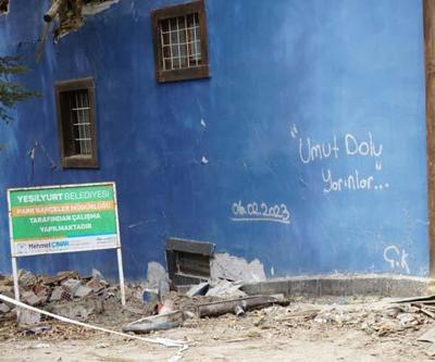 Depremin vurduğu Malatyada duygulandıran duvar yazıları