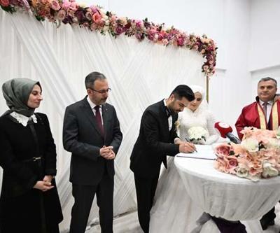 Bakan Kasapoğlu GSB yurdunda kalan depremzede çiftin nikah şahidi oldu