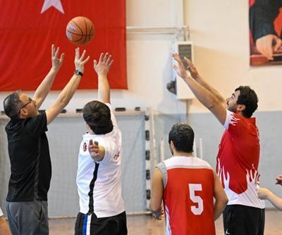 Bakan Kasapoğlu, down sendromlu milli sporcular ile basketbol oynadı