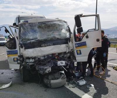 Orhangazide, hasarlı araç taşıyan çekici ile kamyonet çarpıştı