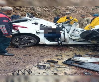 SON DAKİKA: Adanada otomobilin üzerine kayalar düştü Araçtaki 4 öğretmen hayatını kaybetti