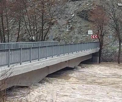 Munzur Çayı 3 noktada taştı; kara yolu ulaşıma kapatıldı