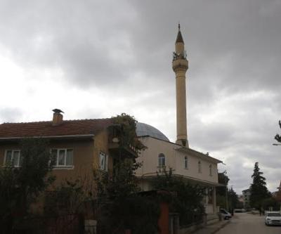 Cami minaresinde ki baz istasyonları dikkat çekiyor