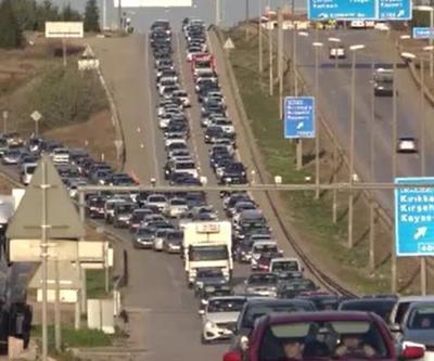 43 ilin geçiş güzergahında trafik kilit: Tatilciler dönüş yoluna geçti