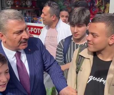 Bakan Koca ile gençler arasında gülümseten diyalog