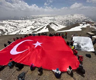Palandökenin zirvesine tırmanıp, dev Türk bayrağı açtılar