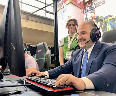 Bakan Varank, E-Spor turnuvasında gençlerle buluştu