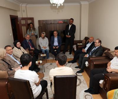 Fuat Oktay, 248inci saatte enkazdan kurtarılan Aleynayı ziyaret etti