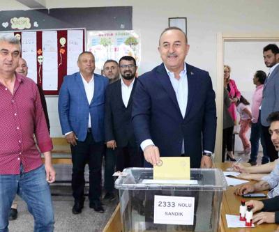 Çavuşoğlu, oyunu Antalya’da kullandı: “Demokratik olgunluk içinde geçen seçimler, tüm dünyaya da bir ders verdi”