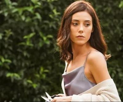Doğal güzel Cansu Dere... Terlikleri dikkat çekti