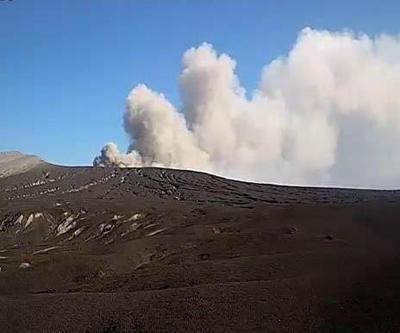 Endonezya’daki Anak Krakatau Yanardağında patlama