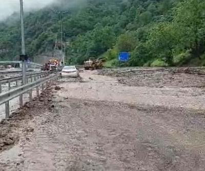 Trabzon-Gümüşhane karayolu yolu sel sularının getirdiği taş ve çamur nedeniyle ulaşıma kapandı