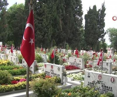 Şehitlikte buruk Babalar Günü