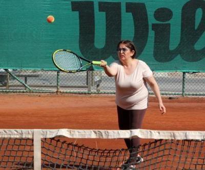 Yürümekte güçlük çekerken ameliyat sonrası tenise başladı