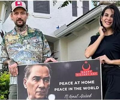 Eylül Öztürk, Amerikadaki evinin bahçesine Atatürk posteri astı