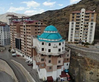Gören hayrete düşüyor: Apartmanın üzerine cami yapıldı