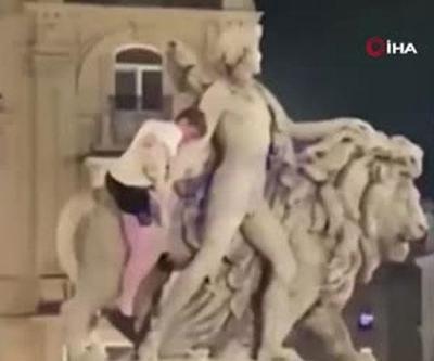 Binlerce dolarlık zarar Alkollü turist tırmandığı heykelin kolunu kırdı
