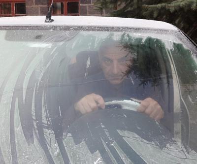 Kars eksi 5 dereceyi gördü Araçların camları buz tuttu