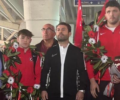 Milli güreşçilere Esenboğa Havalimanı’nda coşkulu karşılama