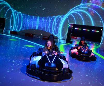 Projektörler Karting deneyimini sunmak için kullanıldı
