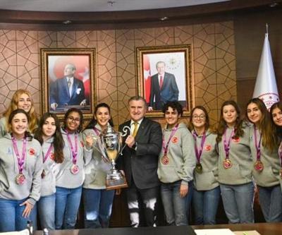 Bakan Bak, İzmir Büyükşehir Belediyespor Kadın Sutopu Takımını kabul etti