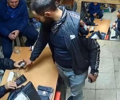 İçeridekiler şaştı kaldı Tabancasını gösterdi Hayır yanıtını alınca da 2 adet alıp kaçtı