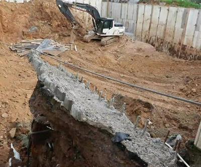 Üsküdarda istinat duvarı çöktü: 1 bina boşaltıldı