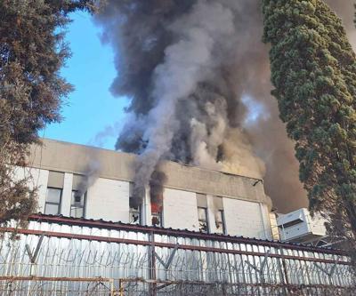 Ankaradaki fabrika yangını, itfaiye ekiplerinin 2 saat süren müdahalesiyle söndürüldü
