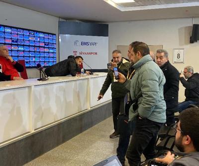 Sumudicanın hareketi olay oldu Maç sonu protesto edildi