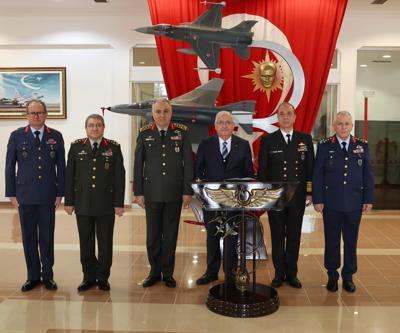 Bakan Güler, 3üncü Ana Jet Üs Komutanlığında incelemelerde bulundu