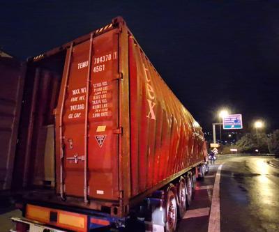 TIR yangınına müdahale eden itfaiye eri, basınç patlamasıyla yaralandı