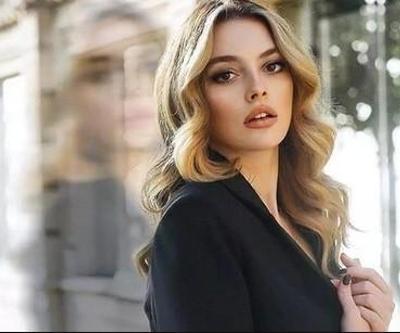 Melis Sezenin ödül gecesi tarzı çok konuşuldu