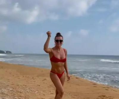 Ivana Sert, Sri Lanka’da Kırmızı bikinisiyle genç kızlara adeta taş çıkardı