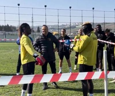 İstanbulsporda ring kuruldu İki futbolcu boks eldiveni giydi