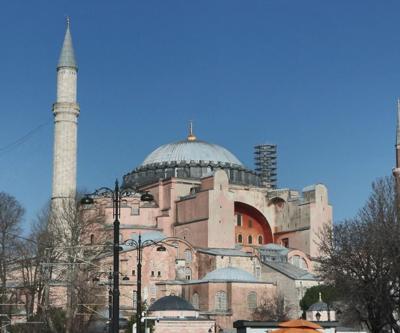Ayasofya Camiine La İlahe İllallah yazılı mahya asıldı