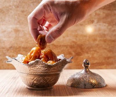 Faydaları saymakla bitmiyor Meğer Ramazan ayında sıkça tükettiğimiz hurmanın çekirdeği de o sorunlara iyi geliyormuş